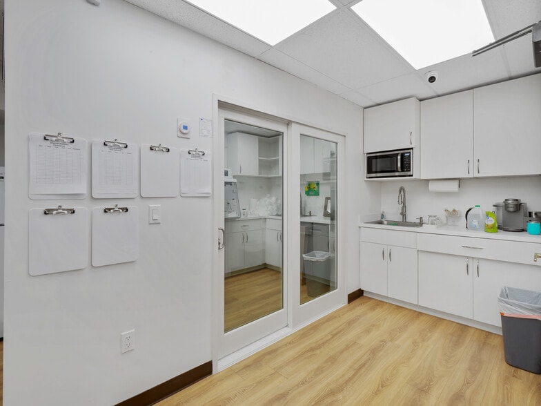 More Photos Of 19100 Ventura Blvd, Tarzana Storefront Retail Office For Sale