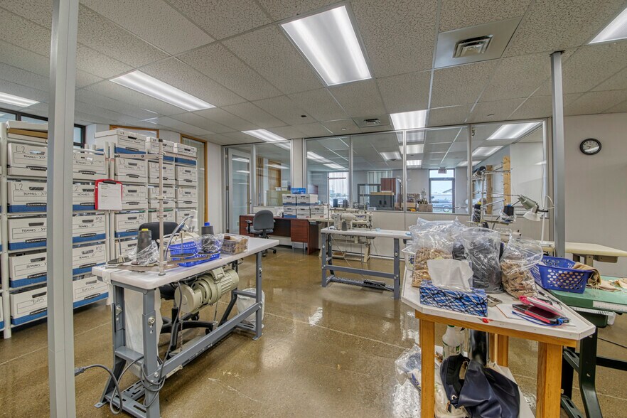 More Photos Of 1265-1325 Rue Industrielle, La Prairie Warehouse For Lease