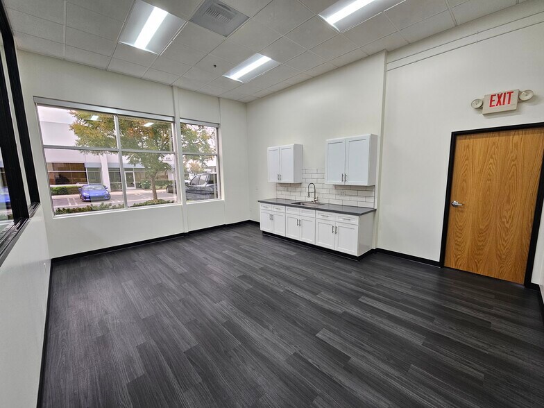 More Photos Of 325 N Shepard St, Anaheim Warehouse For Lease