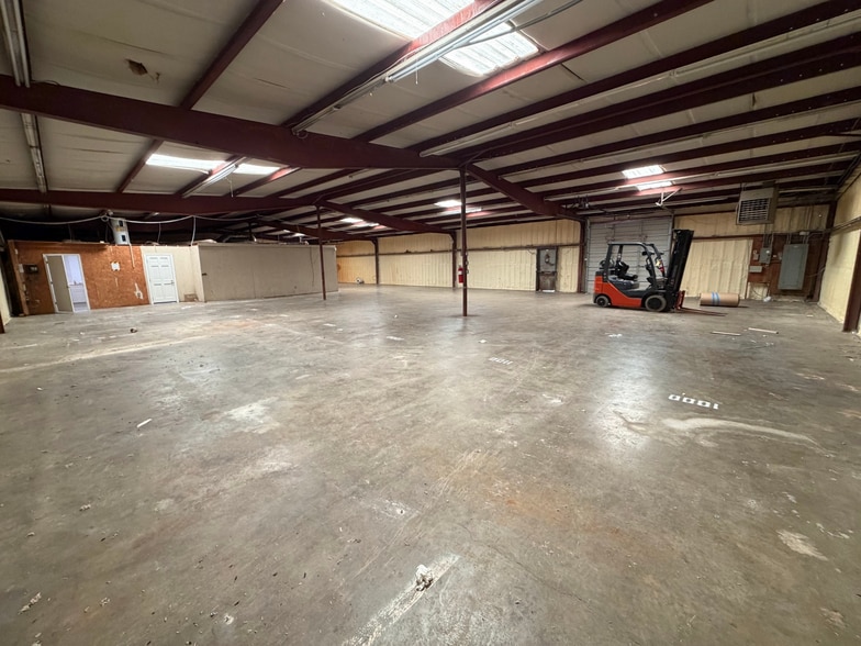 More Photos Of 2042 Fisher St, Huntsville Warehouse For Lease