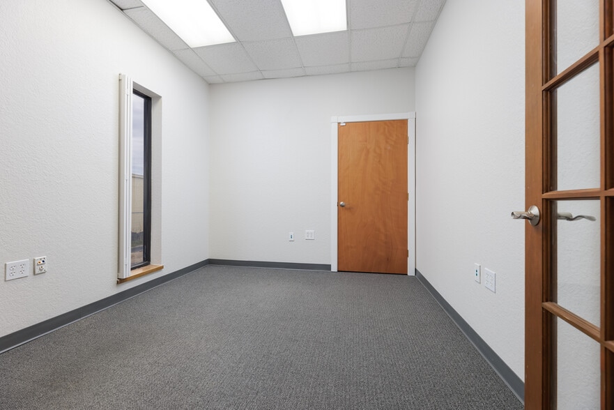 More Photos Of 12150 Valliant St, San Antonio Light Manufacturing For Lease