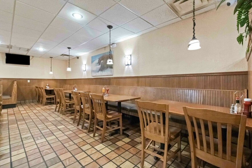 More Photos Of 1552 W King St, Cocoa Restaurant For Sale