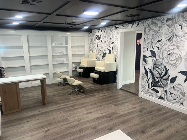 More Photos Of 911 E MacArthur St, Shawnee Showroom For Lease