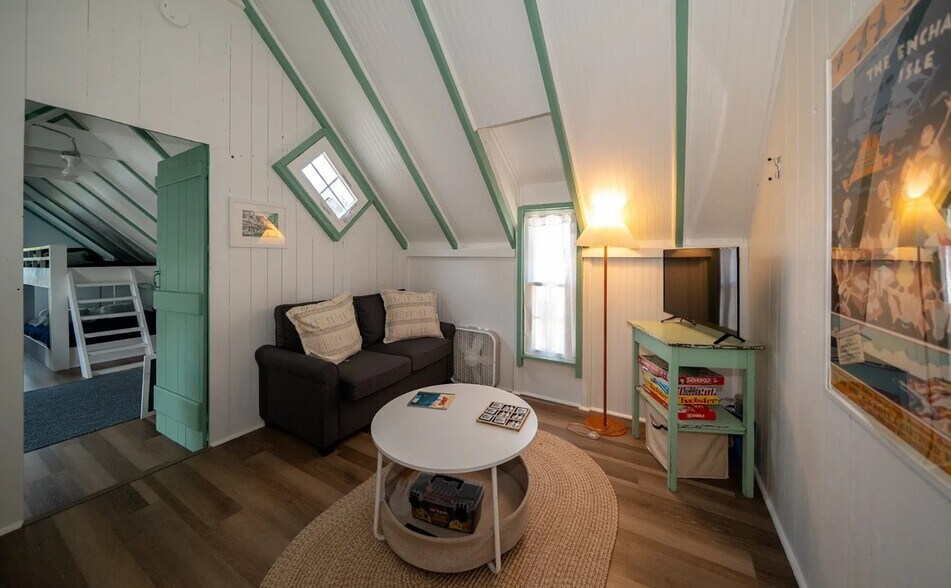 More Photos Of 9 Brunswick Ave, Vineyard Haven Specialty For Sale