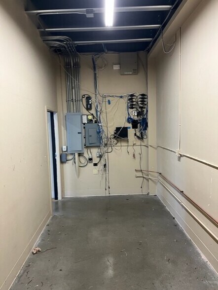 More Photos Of 1770 Airport Way S, Seattle Showroom For Lease