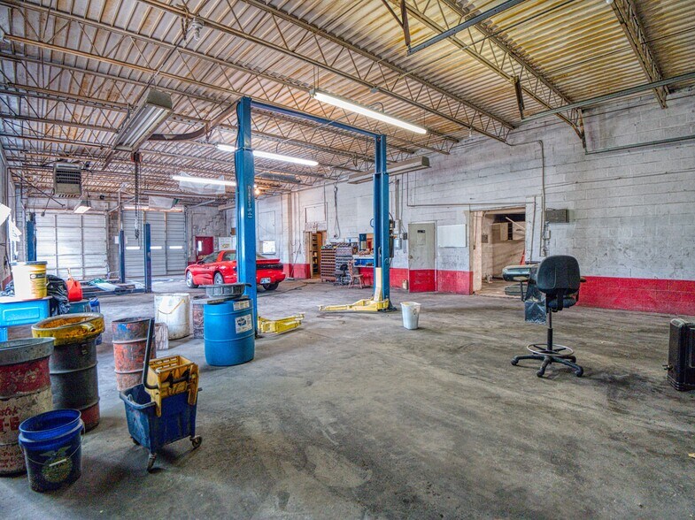More Photos Of 3901 NE 23rd St, Oklahoma City Auto Repair For Lease
