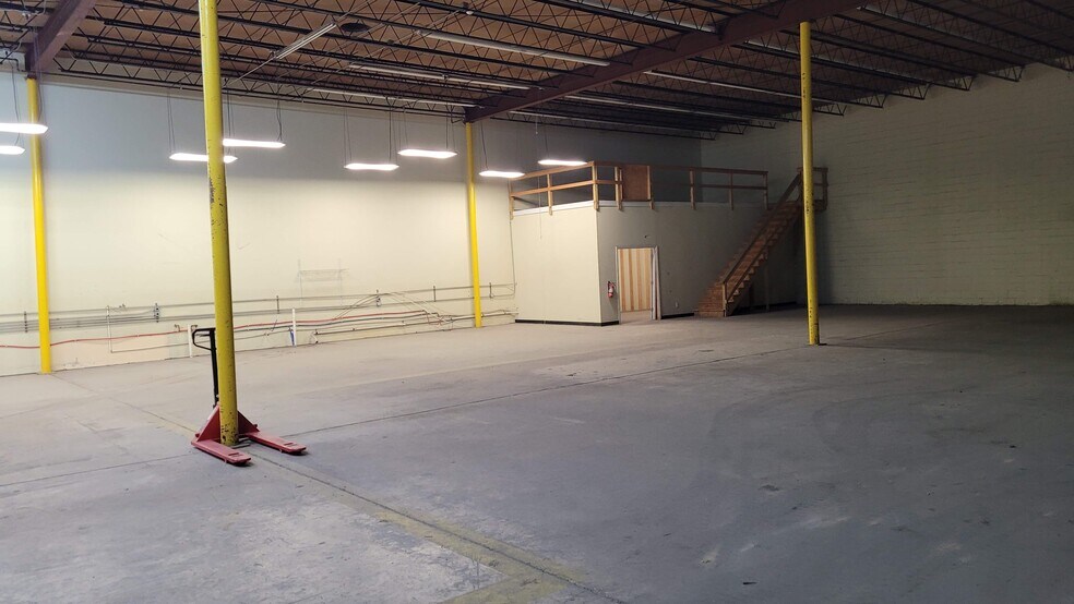 More Photos Of 826 Shannon Dr, Fayetteville Warehouse For Lease