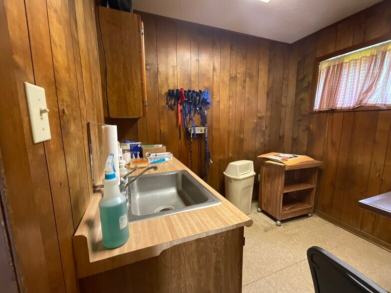 More Photos Of 1310 W Grand Ave, Yoakum Veterinarian Kennel For Sale