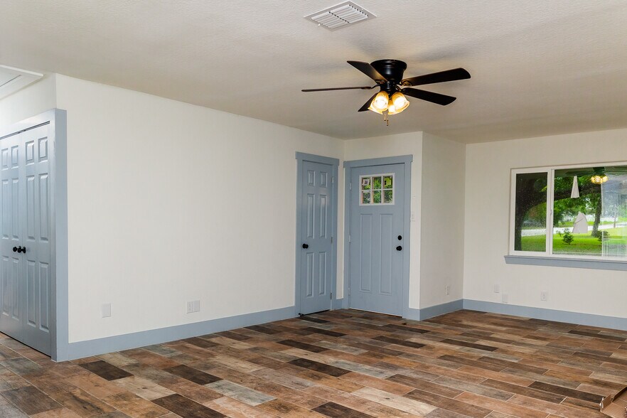 More Photos Of 811 Matchett St, Brenham Apartments For Sale