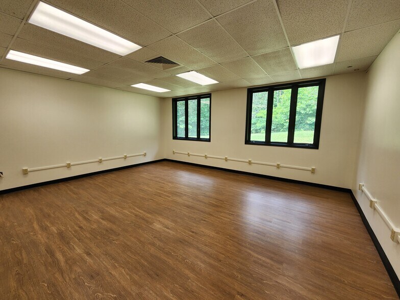 More Photos Of 2 Fisher Rd, Greenville Schools For Lease