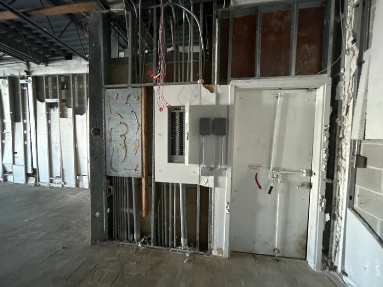 More Photos Of 1505 Elmhurst Rd, Des Plaines Freestanding For Sale