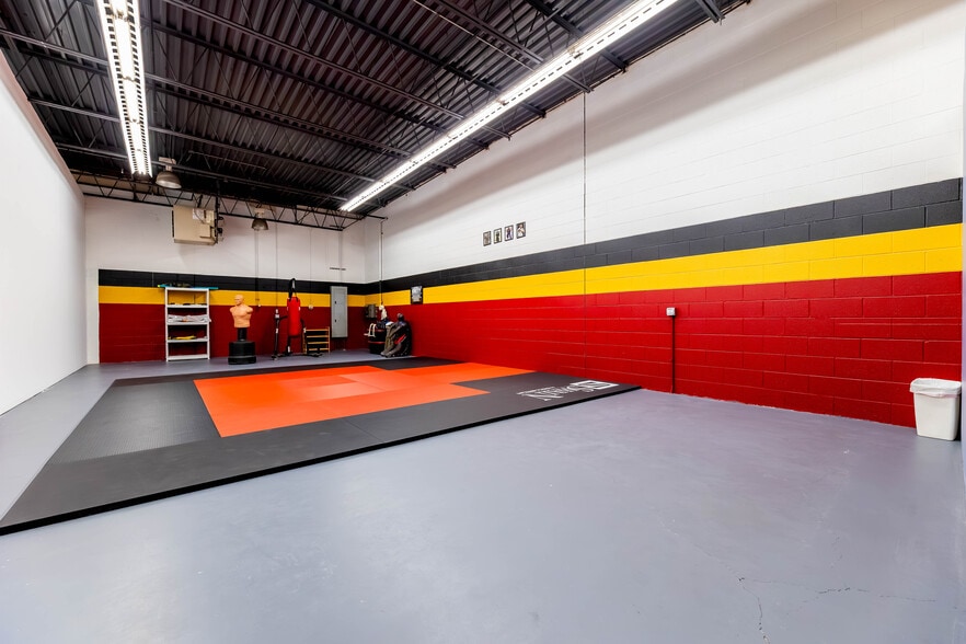 More Photos Of 17143 Westview Ave, Thornton Industrial For Sale