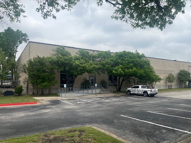 More Photos Of 10420 Metric Blvd, Austin Warehouse For Lease
