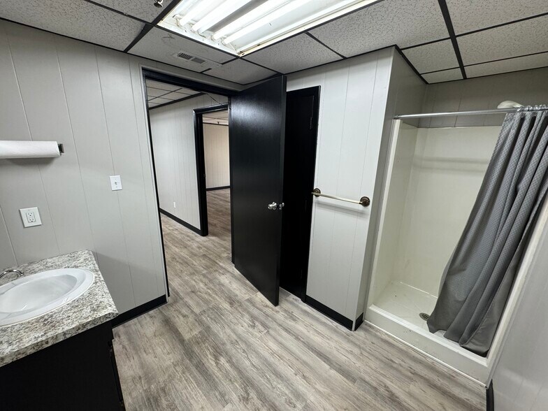 More Photos Of 300 Winona St, Knoxville Distribution For Lease