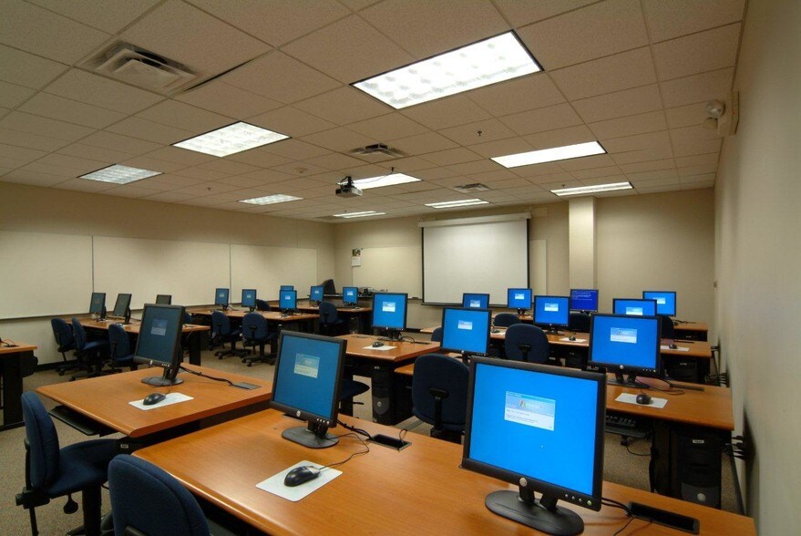 More Photos Of 800-850 NW Chipman Rd, Lee's Summit Office For Lease