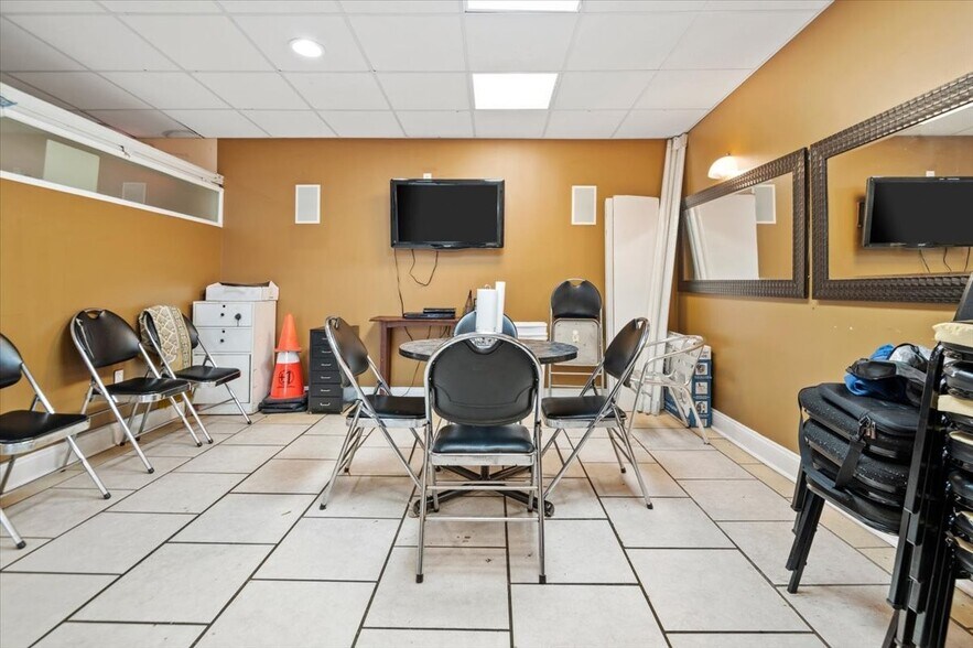More Photos Of 103-105 W Brookland Park Blvd, Richmond General Retail For Sale