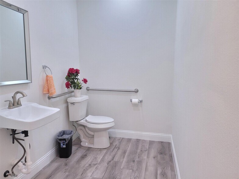 More Photos Of 802 E Broad St, Forney Office For Sale