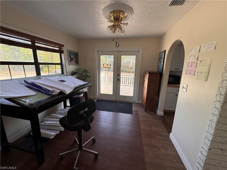 More Photos Of 1825 Washburn Ave, Naples Showroom For Lease