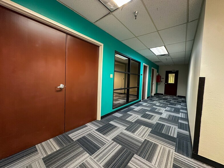 More Photos Of 806 Willowcreek Dr, Jacksonville Warehouse For Lease