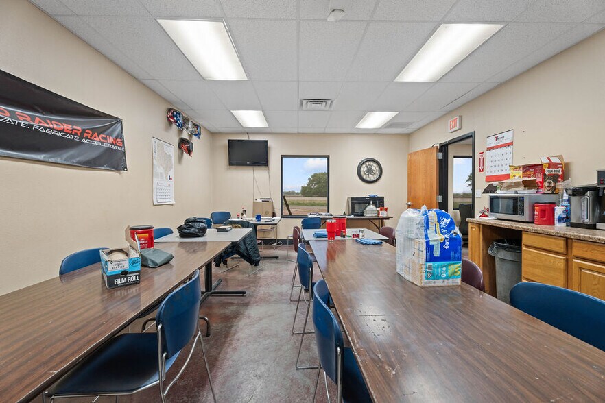 More Photos Of 3917 Clovis Rd, Lubbock Warehouse For Lease