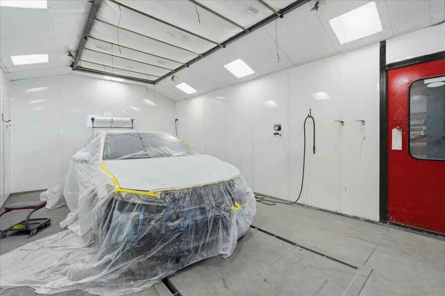 More Photos Of 590 Commercial Ave, Waterloo Auto Repair For Sale