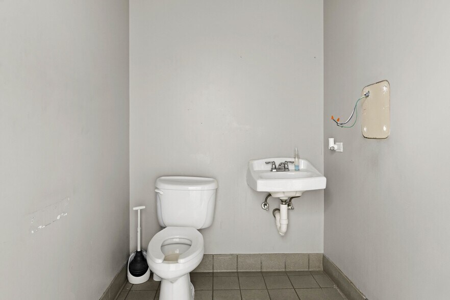 More Photos Of 1111 Dixie Hwy, Beecher Storefront For Sale