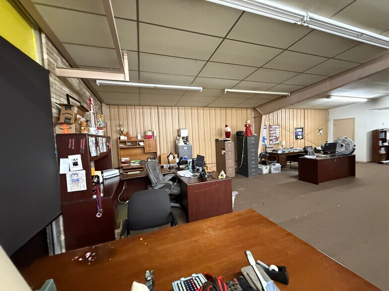More Photos Of 306 N Wells St, Edna Office For Sale