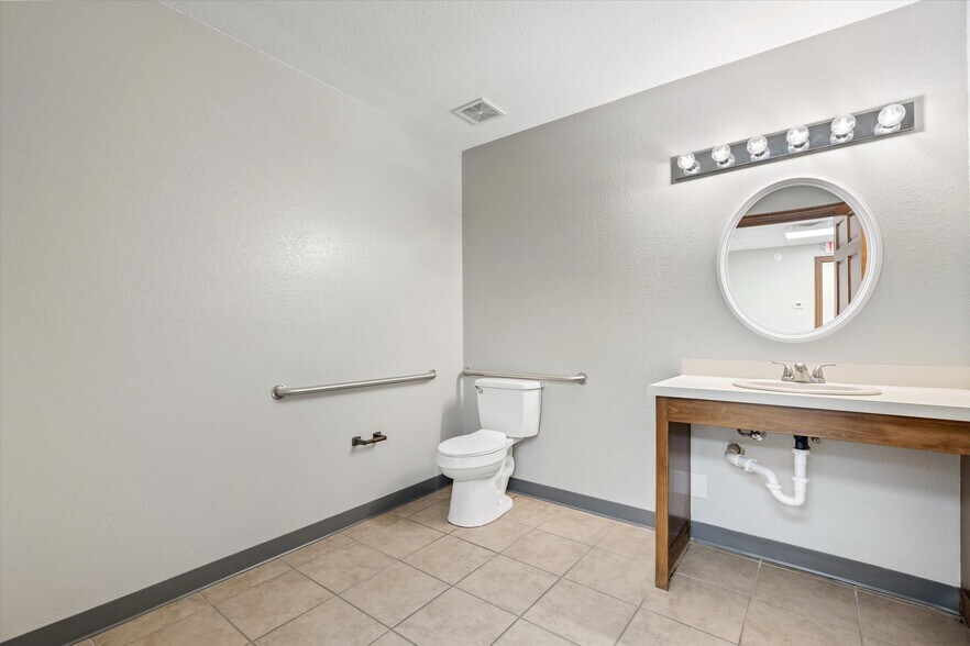 More Photos Of 2415 W Main St, Gun Barrel City Medical For Lease