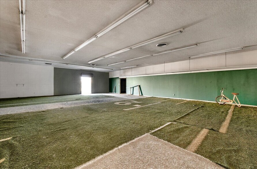 More Photos Of 426 N Blackstone Ave, Fresno Storefront For Sale