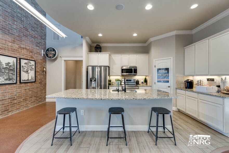 More Photos Of 6718 TX-349, Midland Office For Sale