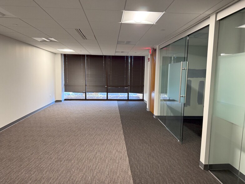 More Photos Of 730 Holiday Dr, Pittsburgh Office For Lease