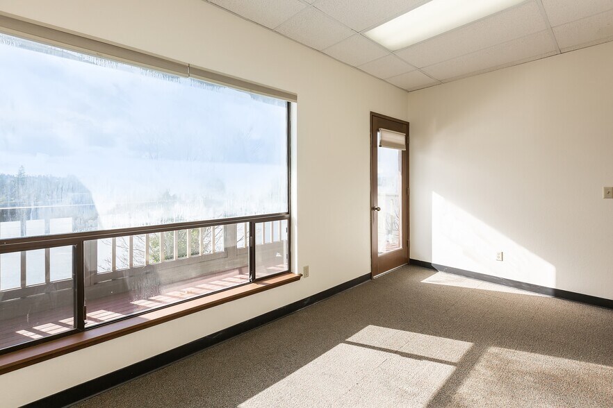 More Photos Of 2025 Wheaton Way, Bremerton Office For Sale