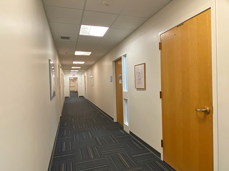 More Photos Of 20 Pondmeadow Dr, Reading Medical For Sale