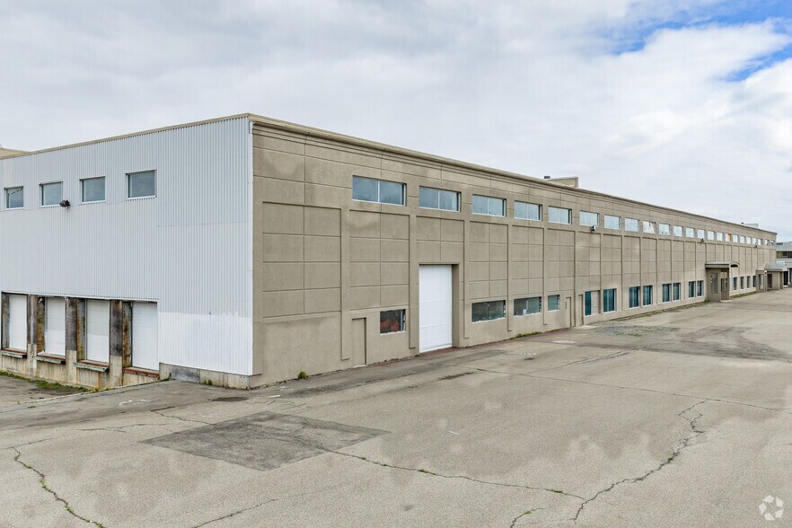 More Photos Of 80 Rue Stinson, Montréal Warehouse For Sale