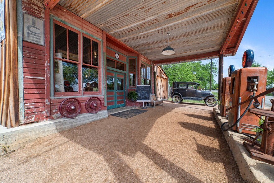 More Photos Of 622 Main st, Blanket Storefront Retail Office For Sale