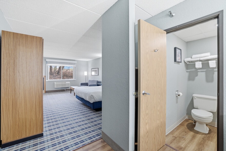 More Photos Of 4675 White Bear Pky, White Bear Lake Hotel For Sale