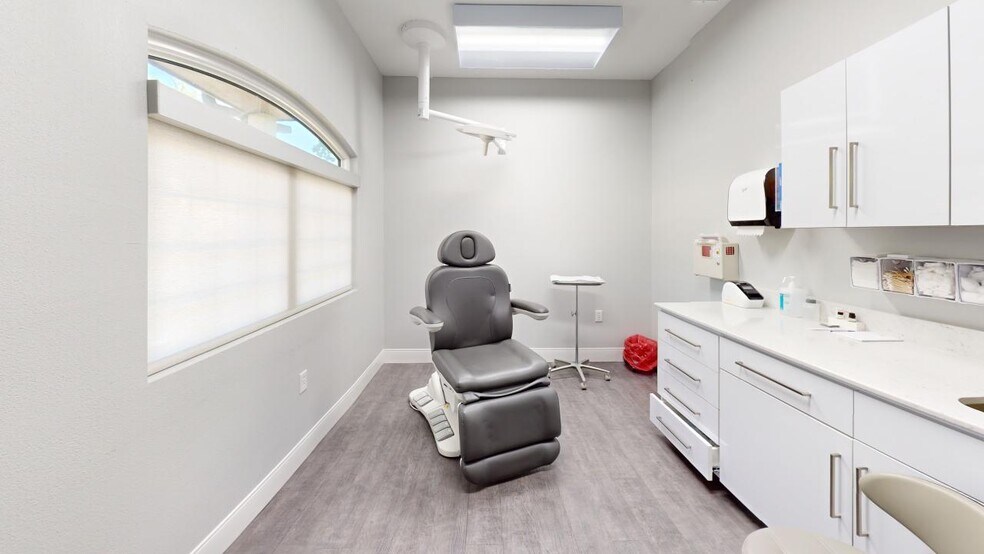 More Photos Of 85 Bay Bridge Dr, Gulf Breeze Medical For Sale