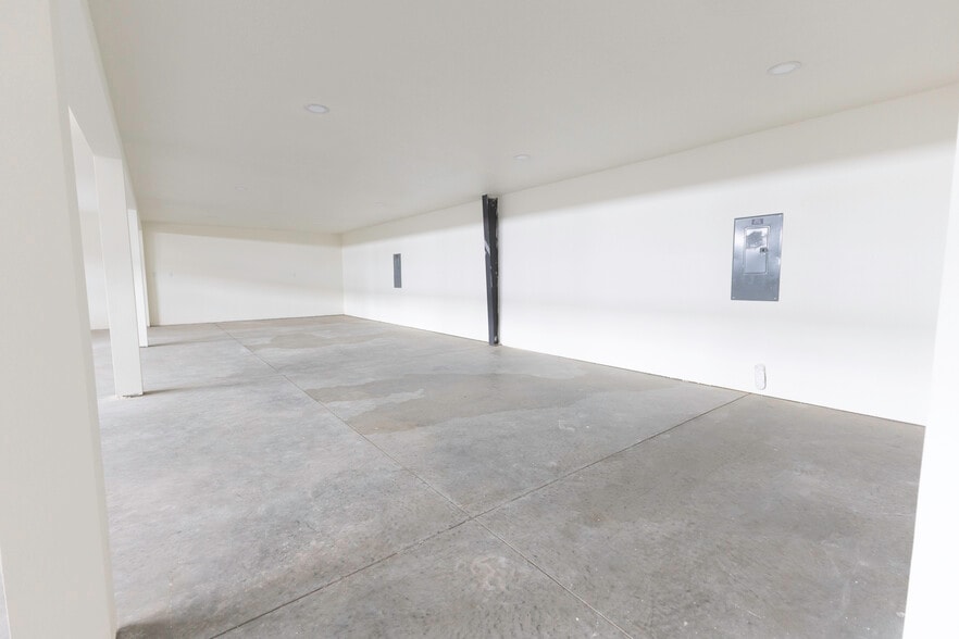 More Photos Of 11089 N US Highway 301, Oxford Light Manufacturing For Lease