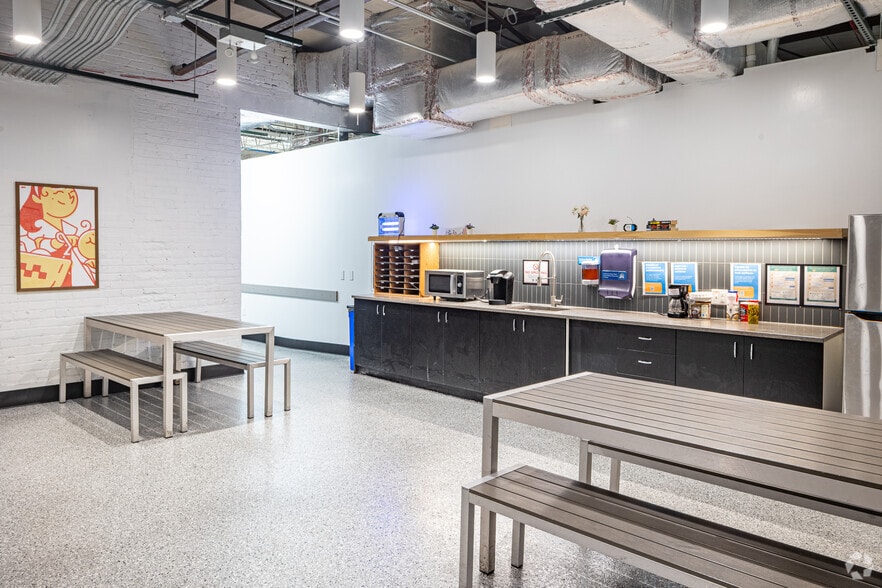 More Photos Of 4131-4133 N Rockwell St, Chicago Manufacturing For Lease