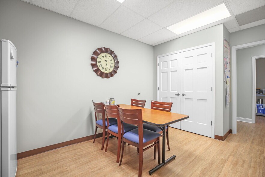 More Photos Of 107 Olde Greenwich Dr, Fredericksburg Office For Sale