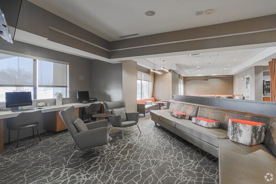 More Photos Of 450 Center Dr, Grand Rapids Hotel For Sale