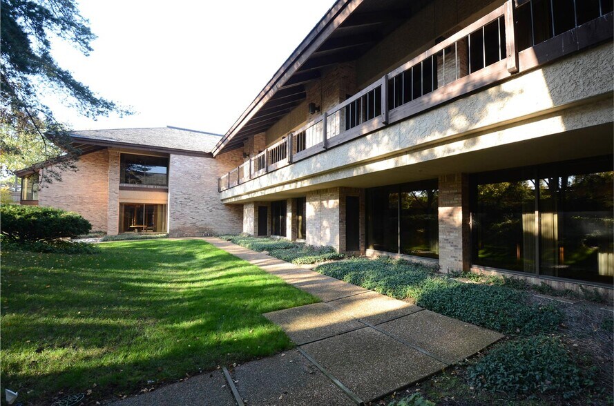 More Photos Of 3890 Salem Lake Dr, Long Grove Office For Sale