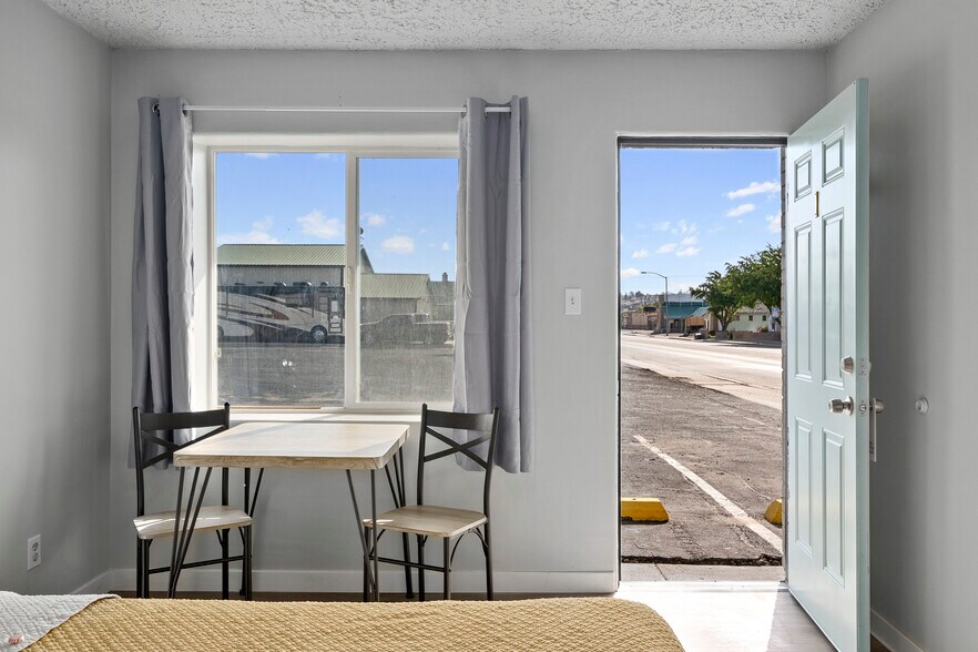 More Photos Of 1411 9th St, Rock Springs Hotel For Sale