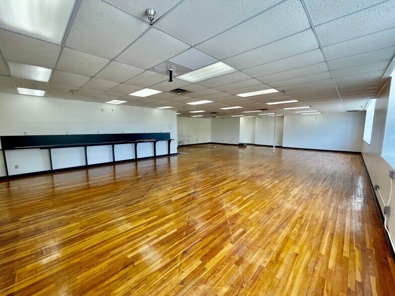 More Photos Of 216 E College St, Seguin Flex For Sale