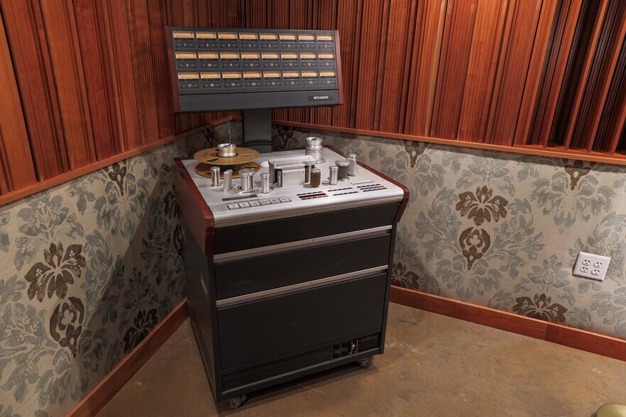 More Photos Of 2205 E 12th St, Austin Movie Radio TVStudio For Sale