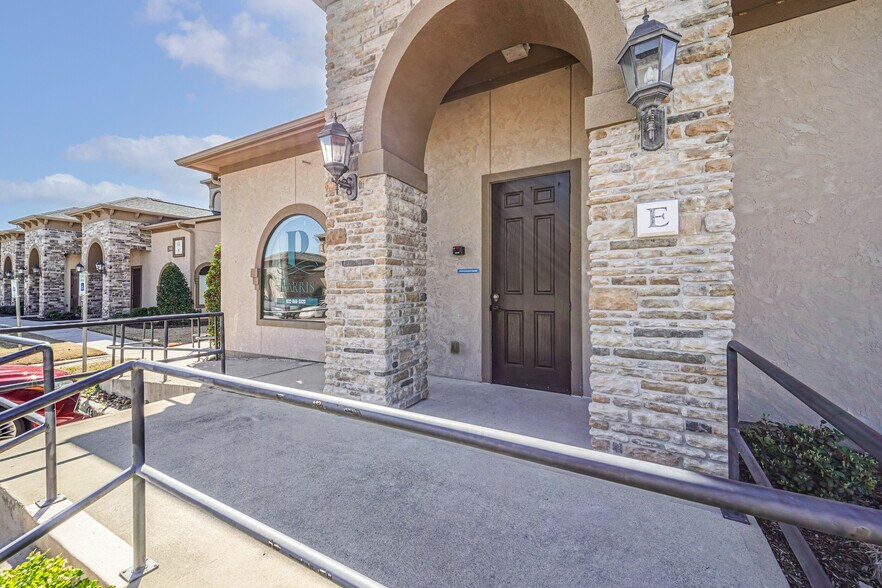 Primary Photo Of 256 Ed English Dr, Shenandoah Medical For Sale