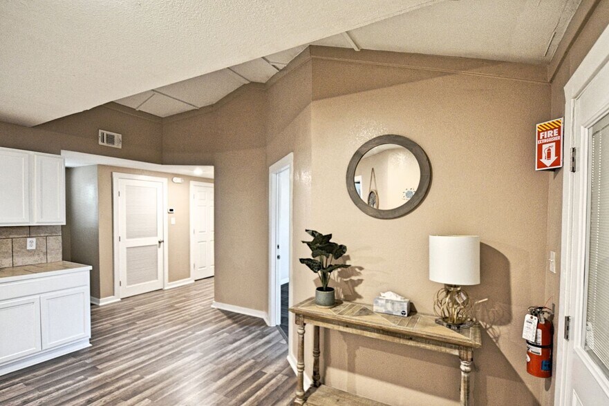 More Photos Of 1111 N Walnut Ave, New Braunfels Office For Lease