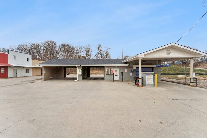 More Photos Of 630 W Elkhorn St, Arlington Freestanding For Sale