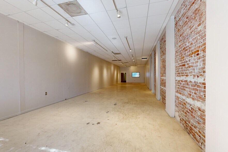 Primary Photo Of 2021 Chester Ave, Bakersfield Storefront For Lease