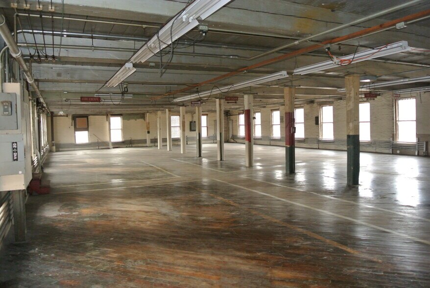 More Photos Of 37 Greenwoods Rd, New Hartford Manufacturing For Lease